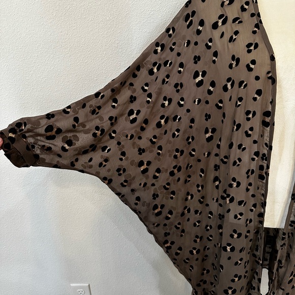 SOLD 🤑 Ashlee by Amaryllis Gold Leopard Kimono - Picture 3 of 5